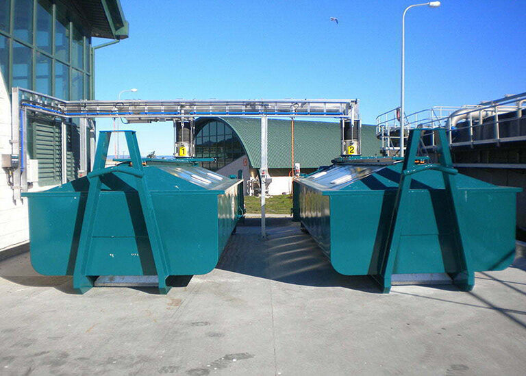 Self-levelling skip bins